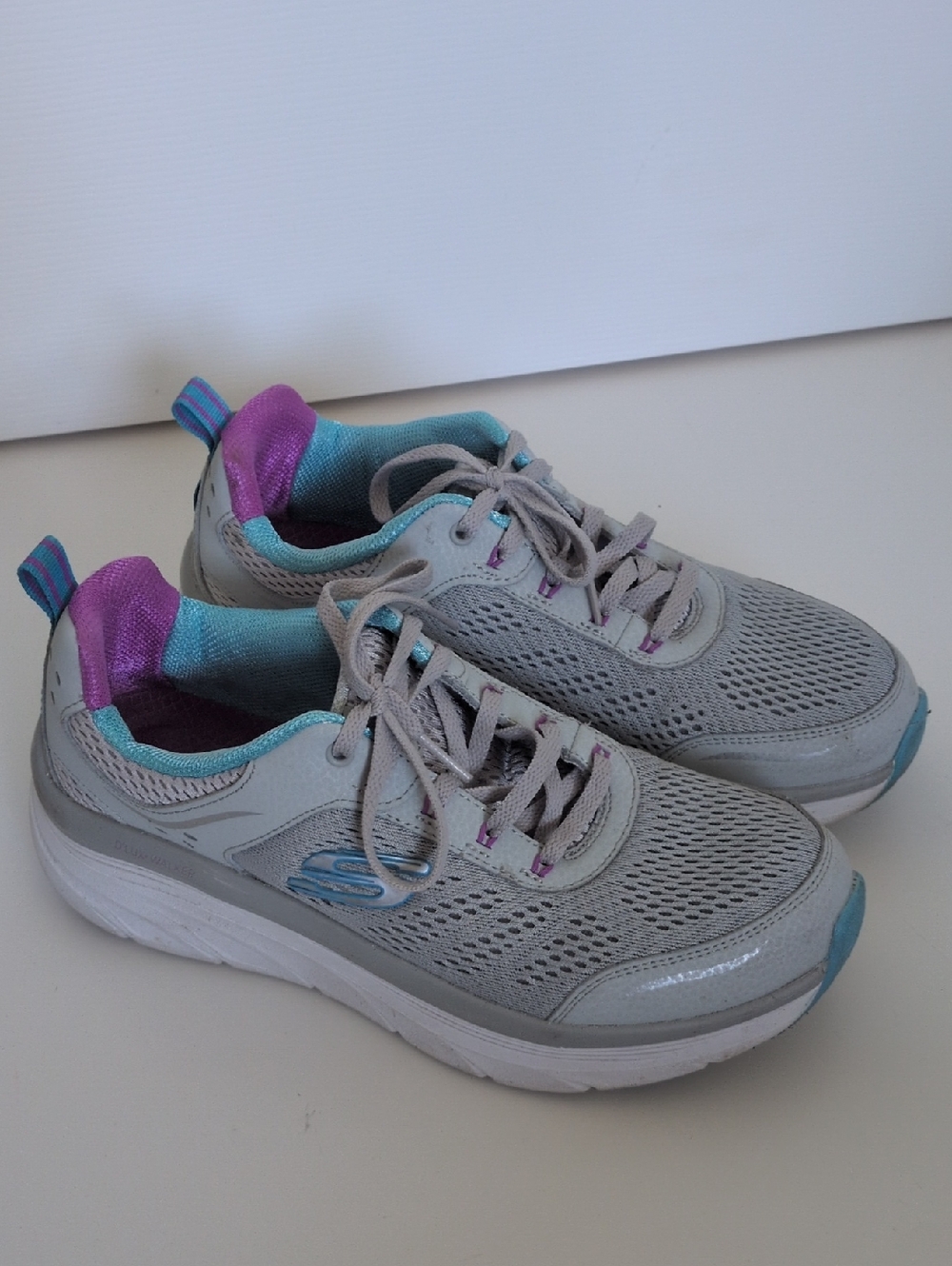 Skechers D'Lux Walker - Infinite Motion Sneakers - 8.5